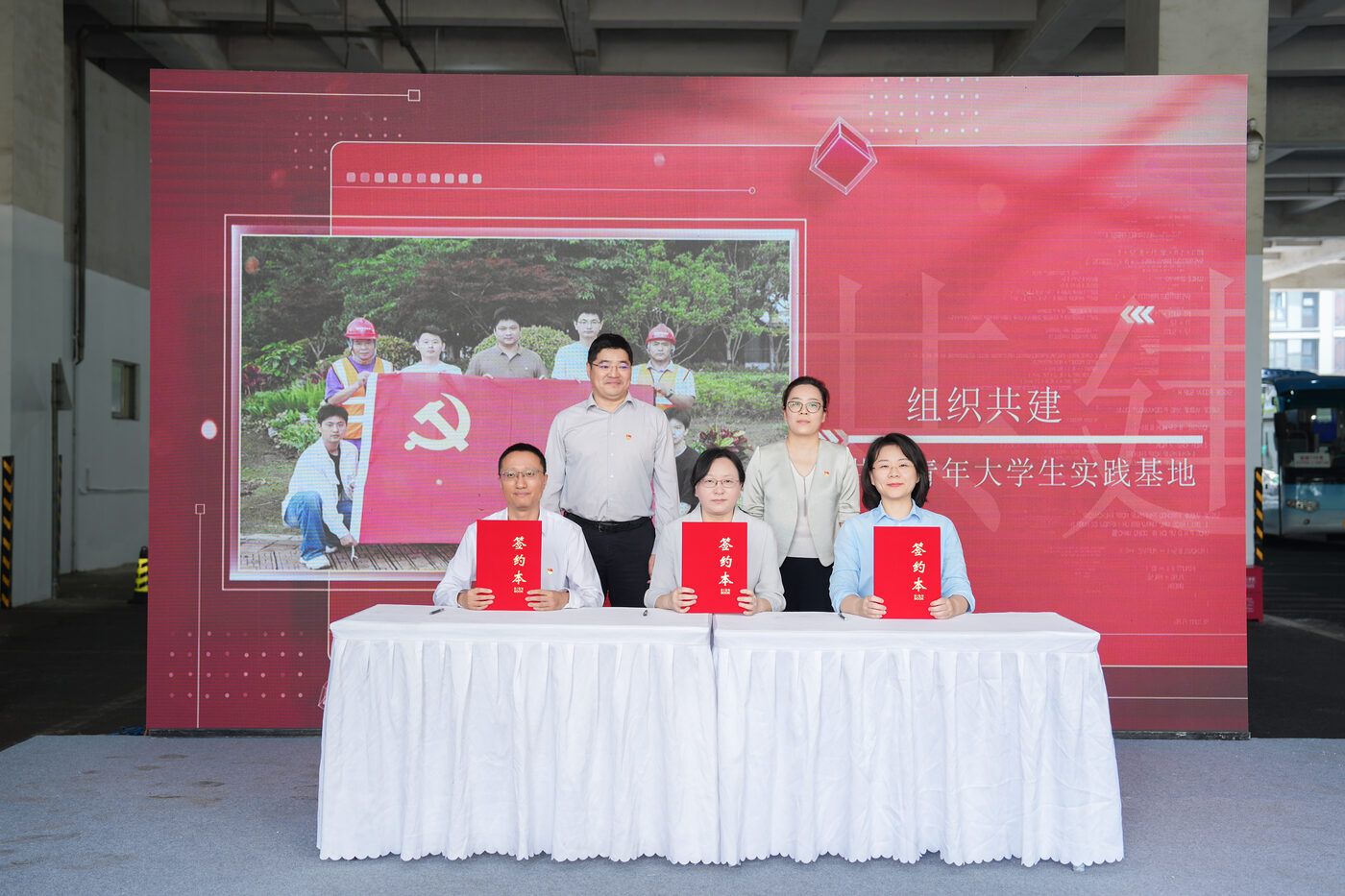 365英国上市中心荣获学校“2025年度国有...